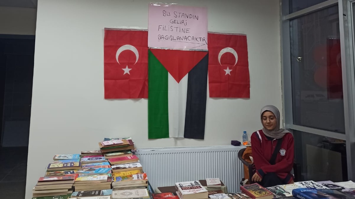 Okulumuz Öğrencileri Kitap Fuarında Filistinli Kardeşleri İçin Çabalıyor.